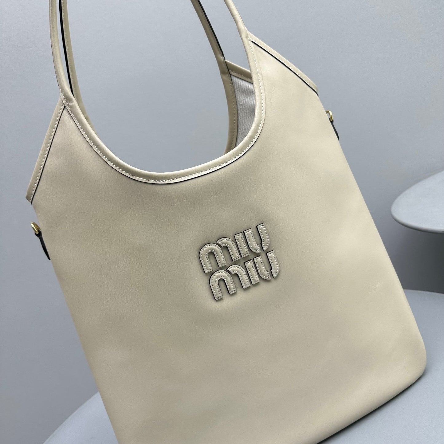 HOBO 40 TOTE IN BEIGE CALFSKIN