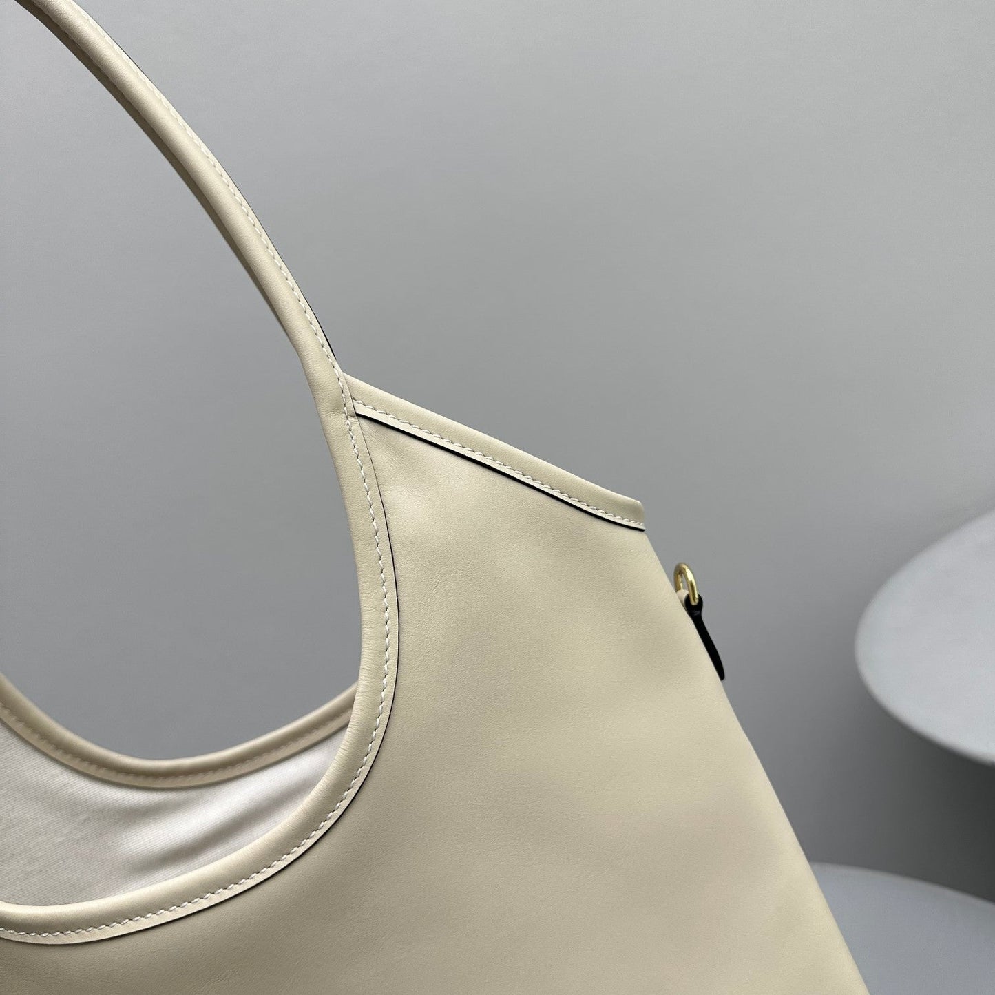 HOBO 40 TOTE IN BEIGE CALFSKIN