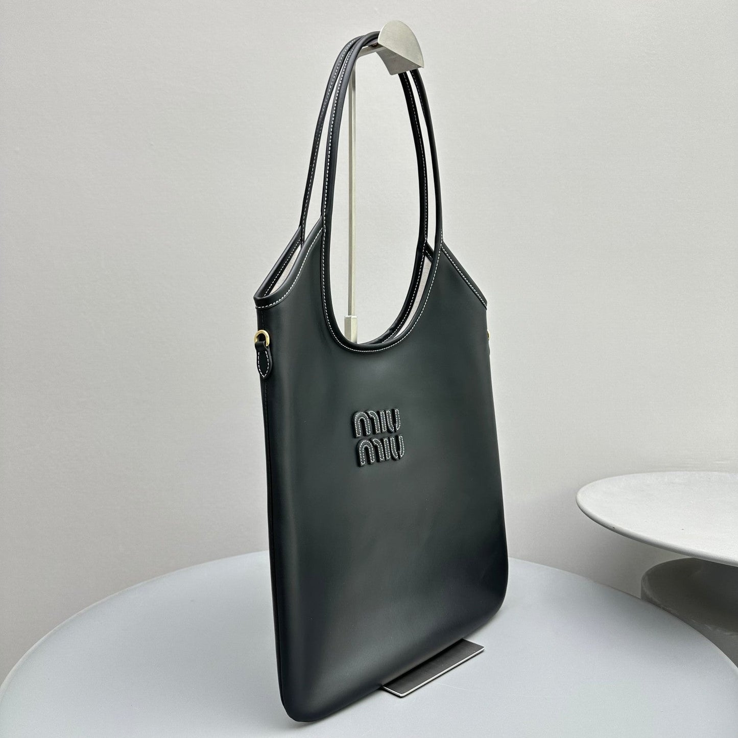 HOBO 40 TOTE IN BLACK CALFSKIN