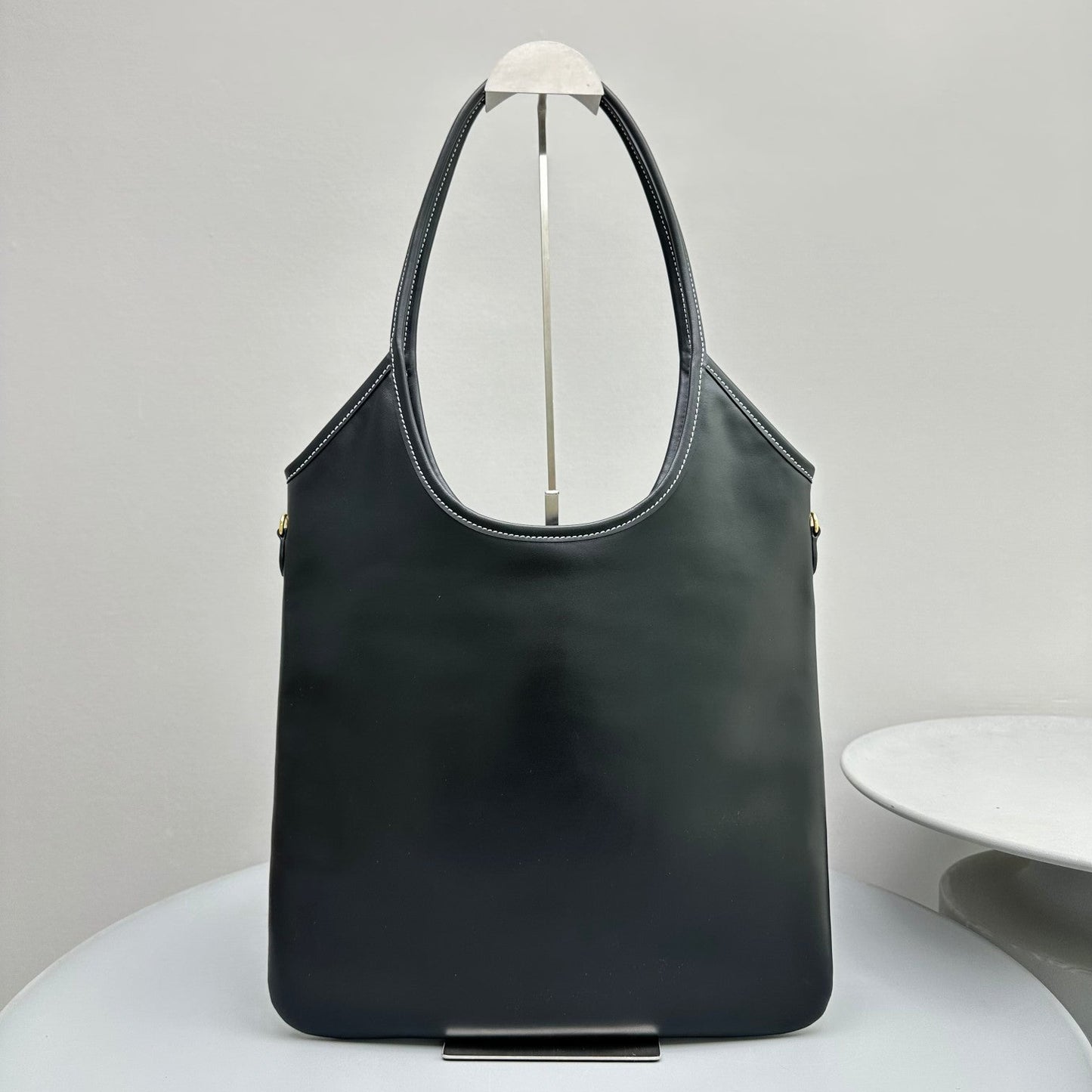 HOBO 40 TOTE IN BLACK CALFSKIN