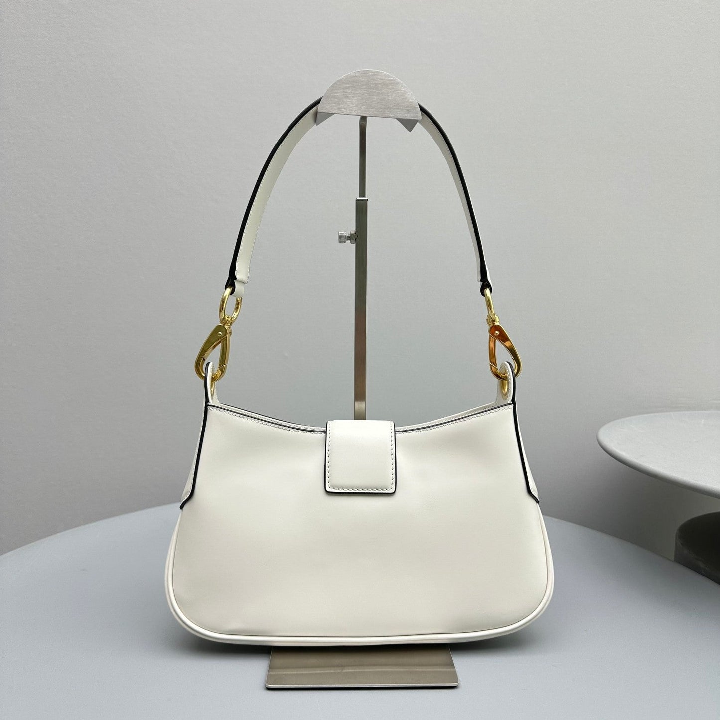 HOBO 28 CITY SHOUDER BAG IN WHITE CALFSKIN