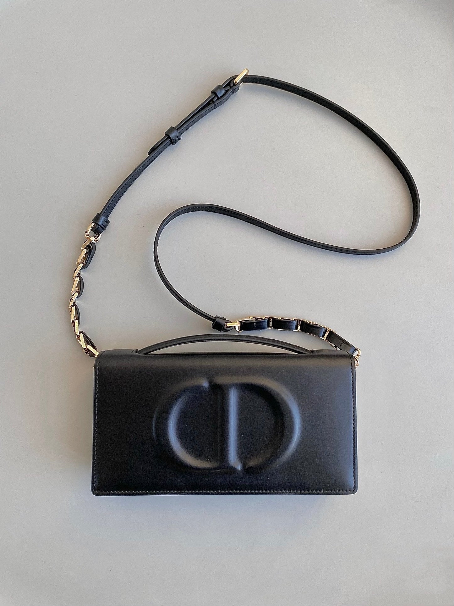 SIGNATURE CHAIN BAG 21 IN BLACK CALFSKIN