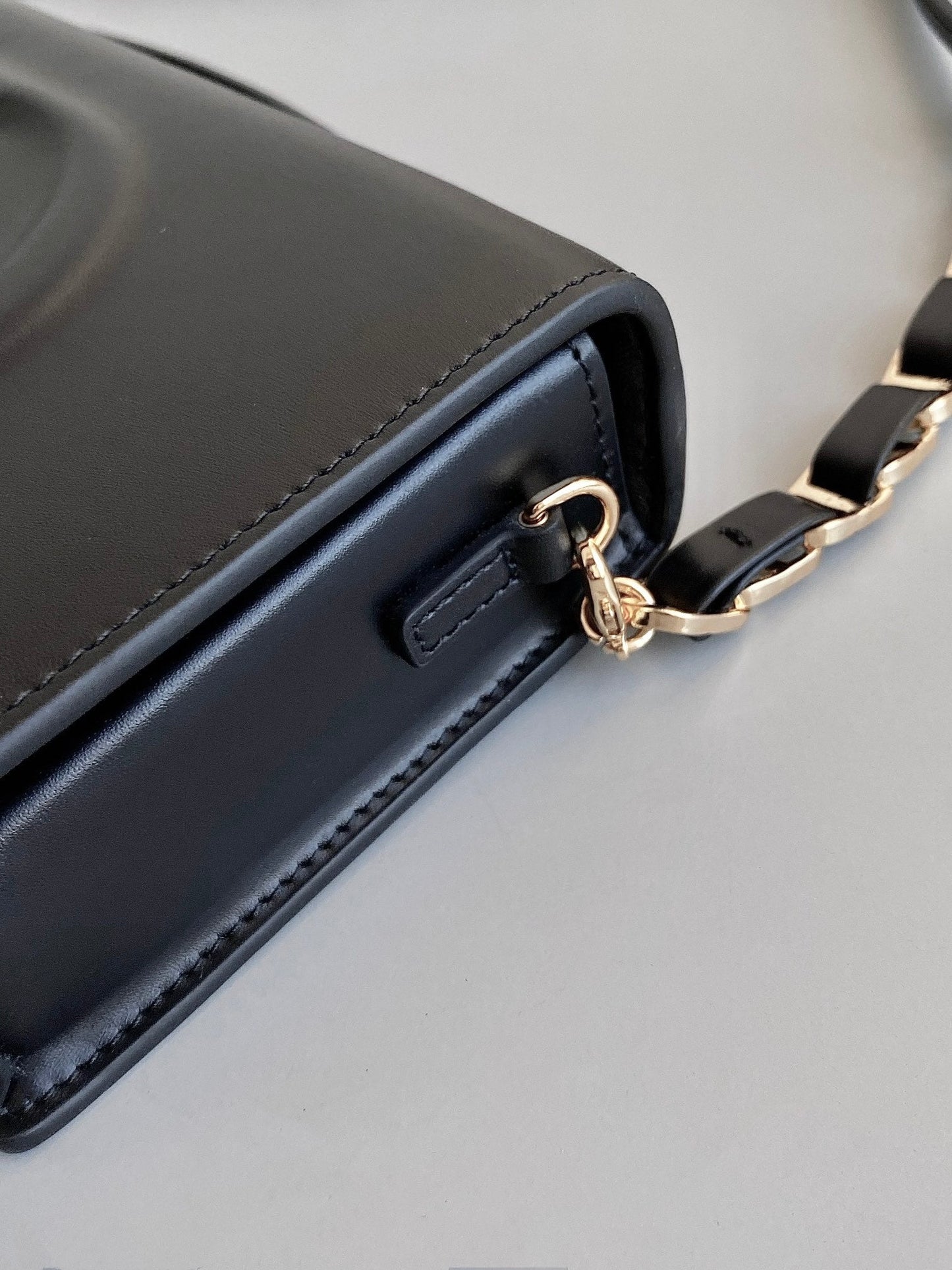 SIGNATURE CHAIN BAG 21 IN BLACK CALFSKIN