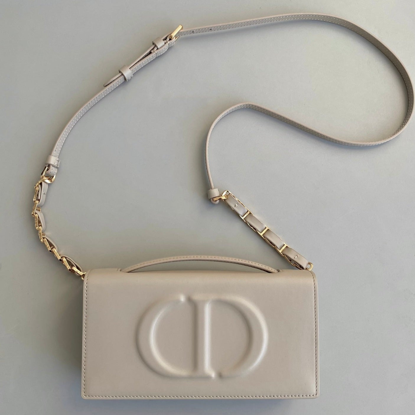 SIGNATURE CHAIN BAG 21 IN BEIGE CALFSKIN