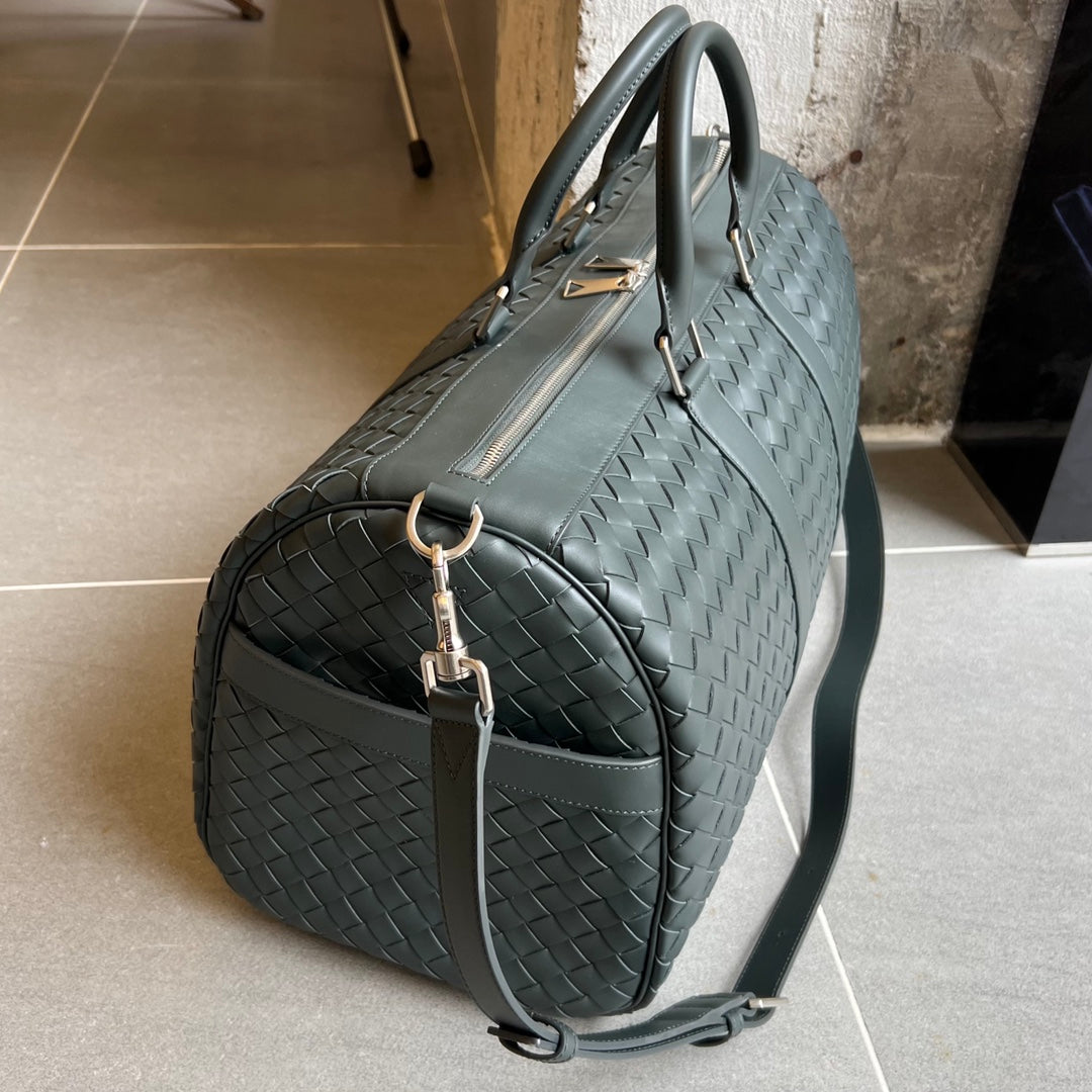 INTRECCIATO 62 CABIN DUFFLE IN BLACK FOREST CALFSKIN