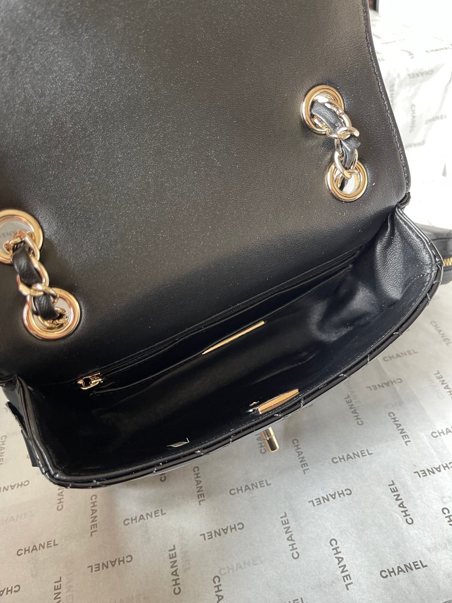 CC MINI 19 FLAP BAG IN GLOSSY BLACK METALLIC CALFSKIN