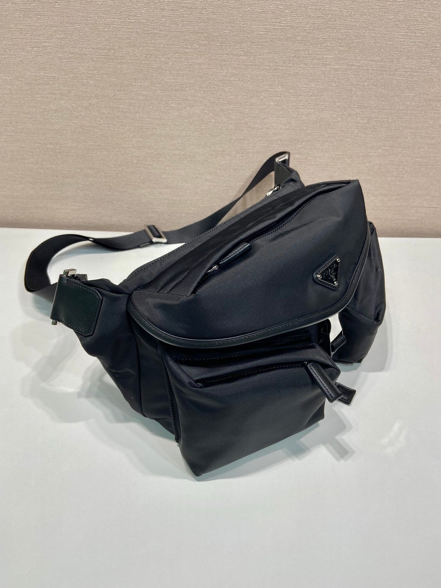 BELT BAG 27 IN BLACK RE-NYLON