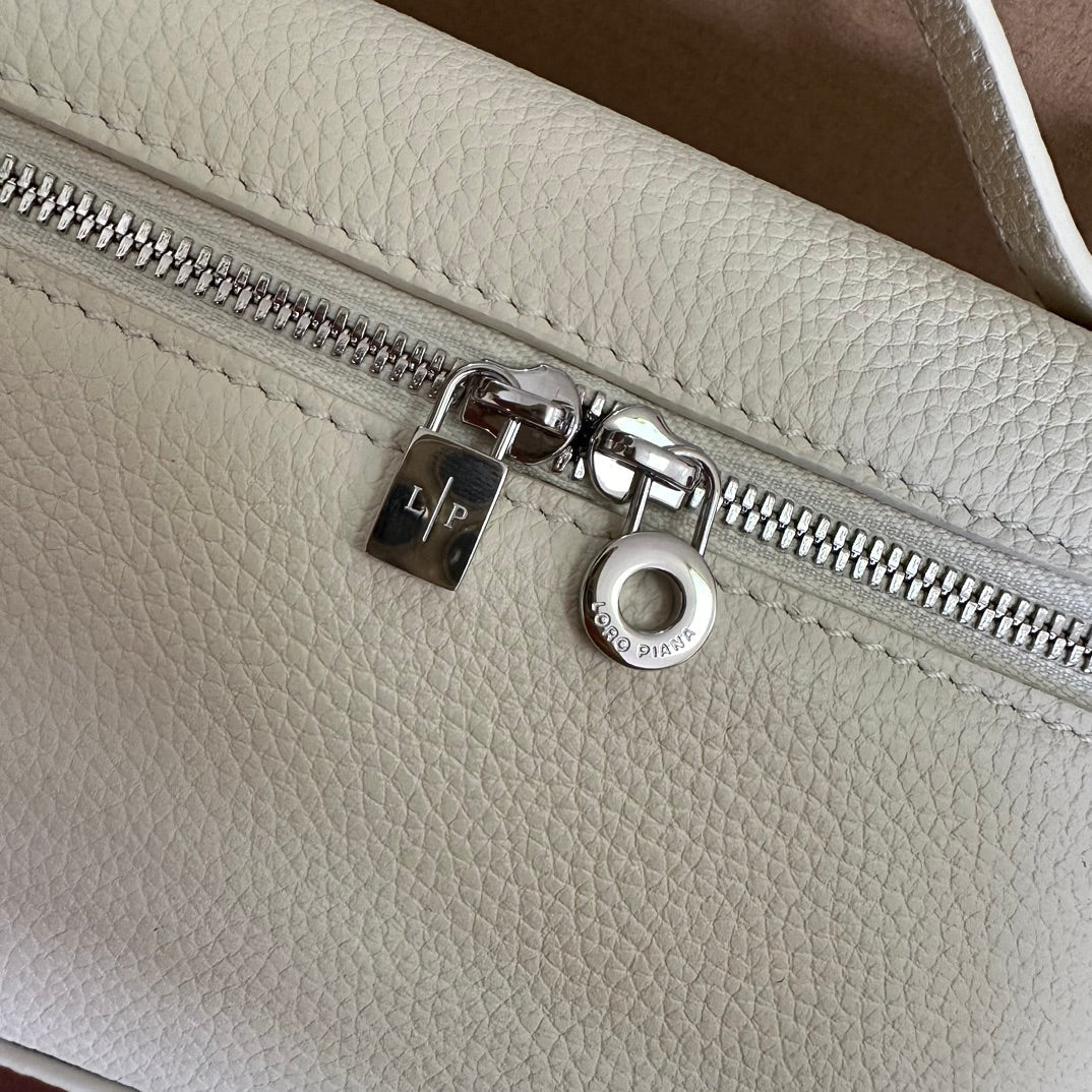 EXTRA POCKET L19 IN WHITE GRAINED CALFSKIN WITH SILVER HARDWARE