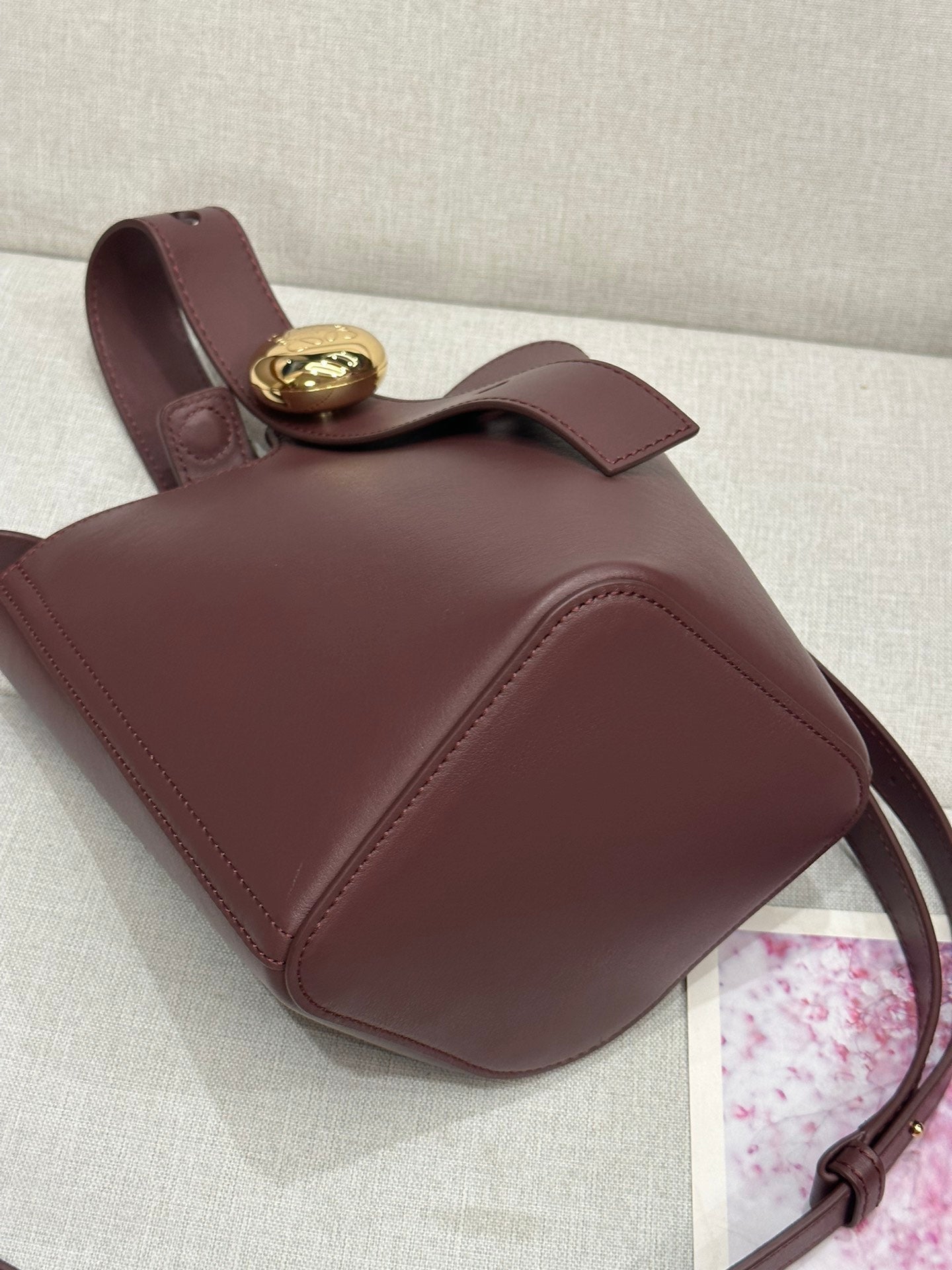 LOE MINI 19 PEBBLE BUCKET IN DARK BURGUNDY MELLOW CALFSKIN