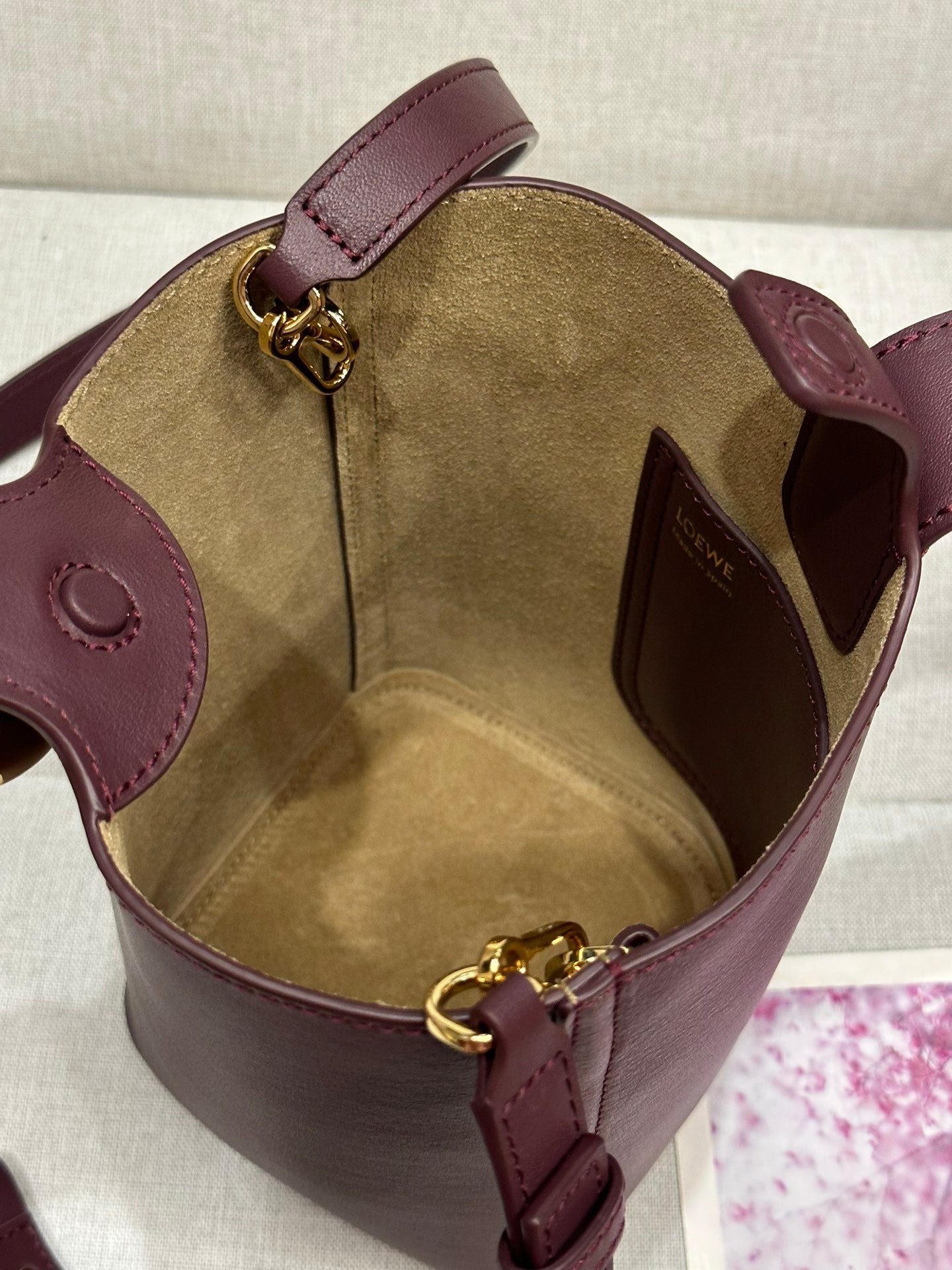 LOE MINI 19 PEBBLE BUCKET IN DARK BURGUNDY MELLOW CALFSKIN