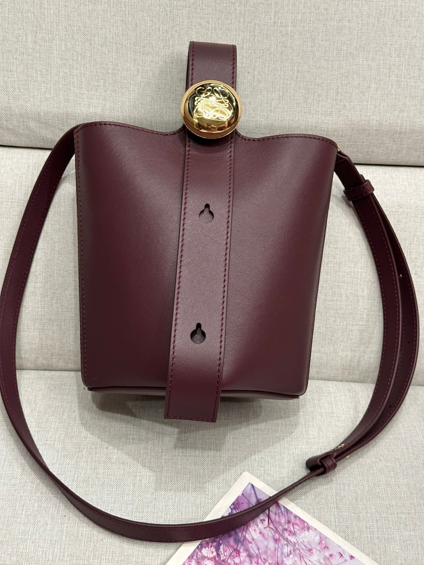 LOE MINI 19 PEBBLE BUCKET IN DARK BURGUNDY MELLOW CALFSKIN