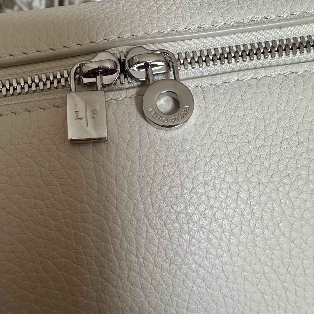 EXTRA POCKET L19 IN WHITE GRAINED CALFSKIN WITH SILVER HARDWARE