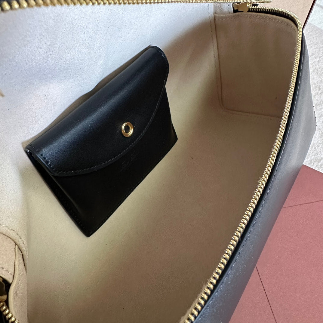 EXTRA BAG L27 IN BLACK SMOOTH CALFSKIN WITH GOLD HARDWARE