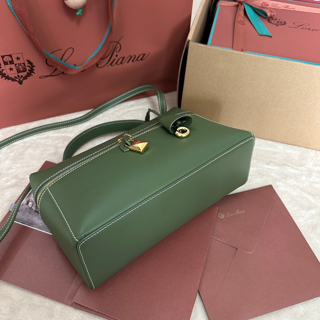 EXTRA BAG L27 IN JUNGLE GREEN SMOOTH CALFSKIN WITH GOLD HARDWARE