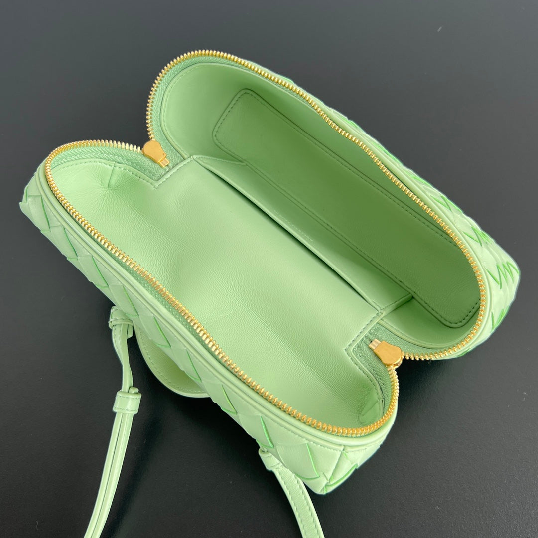 BANG BANG 22 VANITY CASE IN LIGHT GREEN CALFSKIN