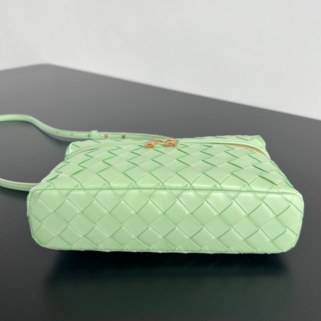 BANG BANG 22 VANITY CASE IN LIGHT GREEN CALFSKIN