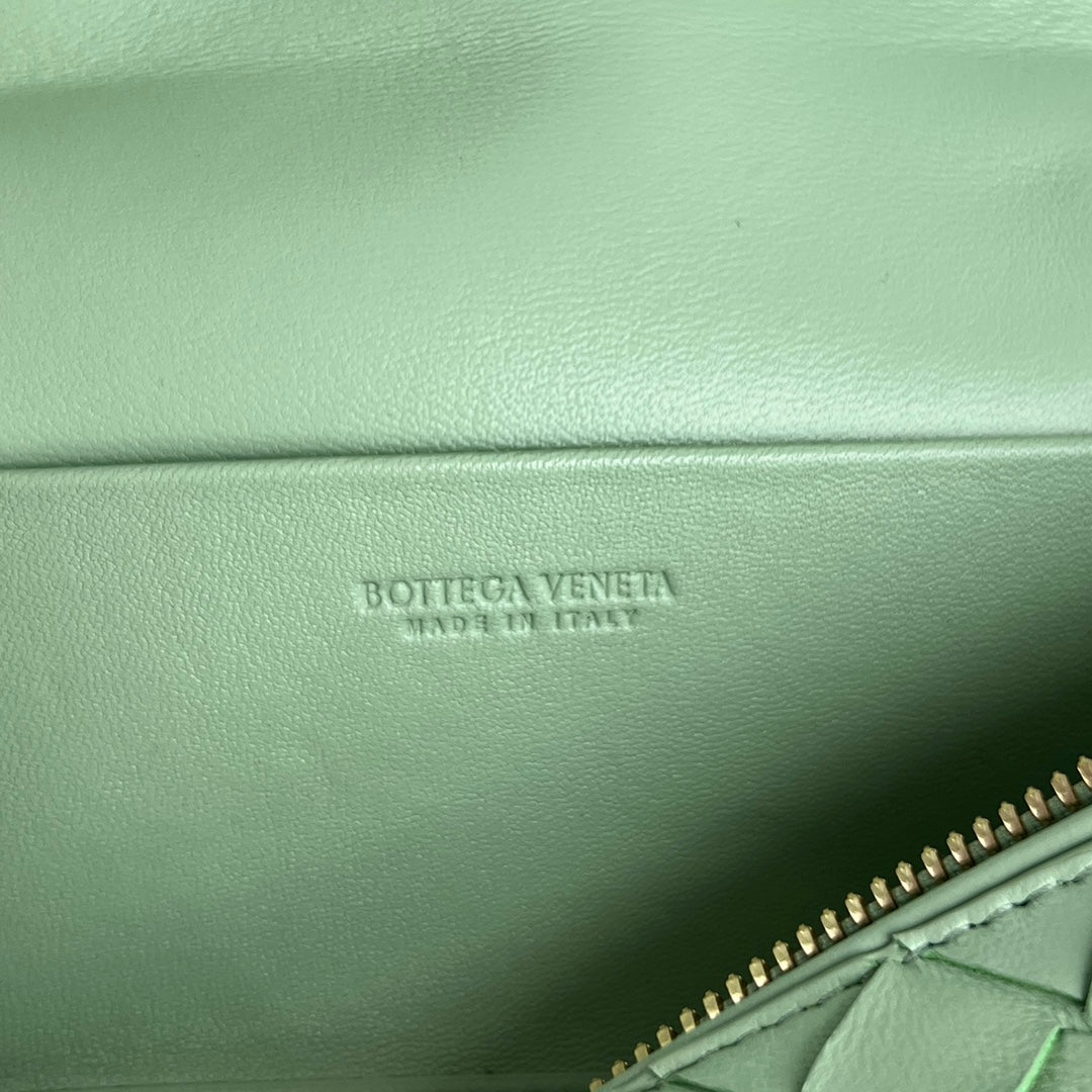 BANG BANG 22 VANITY CASE IN LIGHT GREEN CALFSKIN