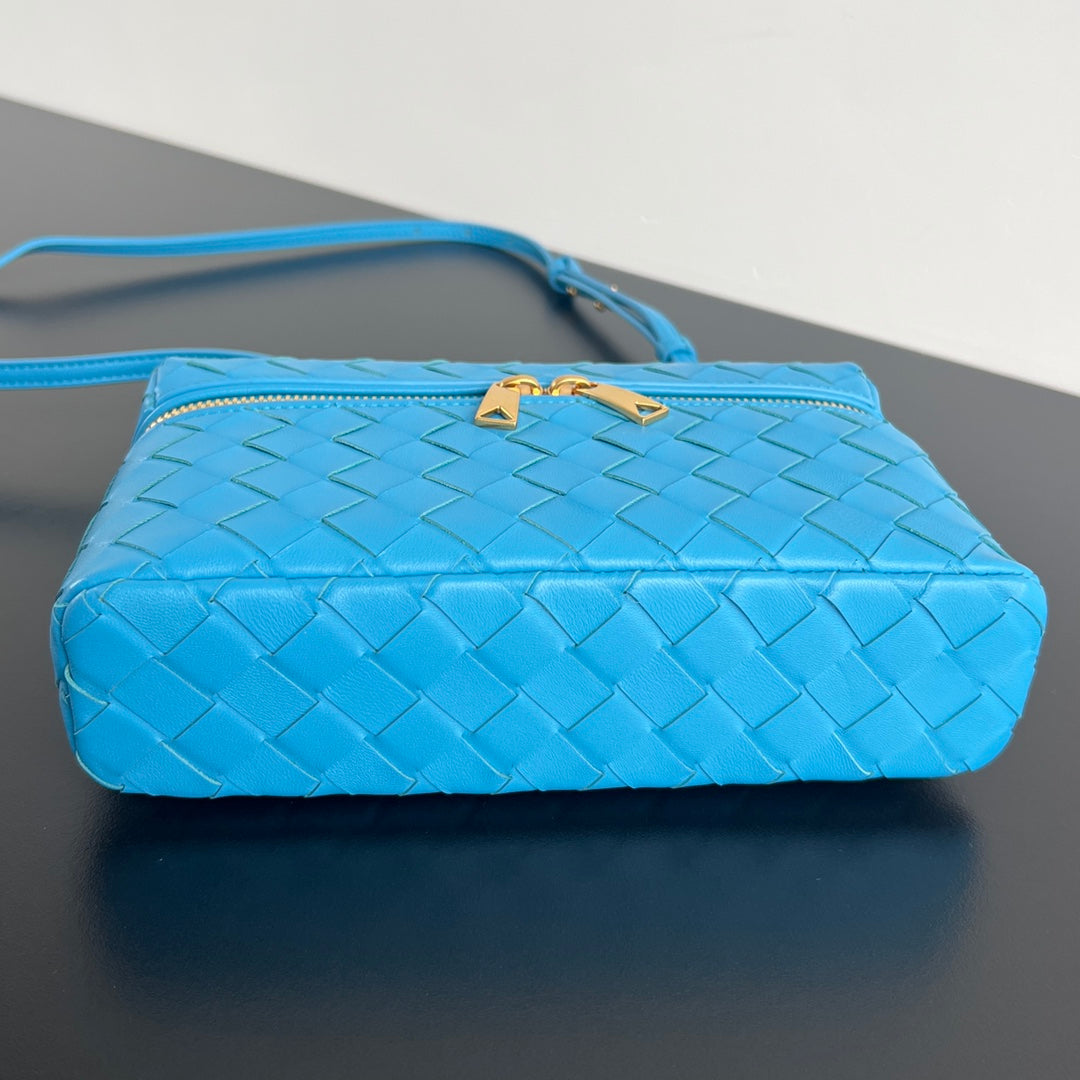 BANG BANG 22 VANITY CASE IN CERULEAN BLUE CALFSKIN