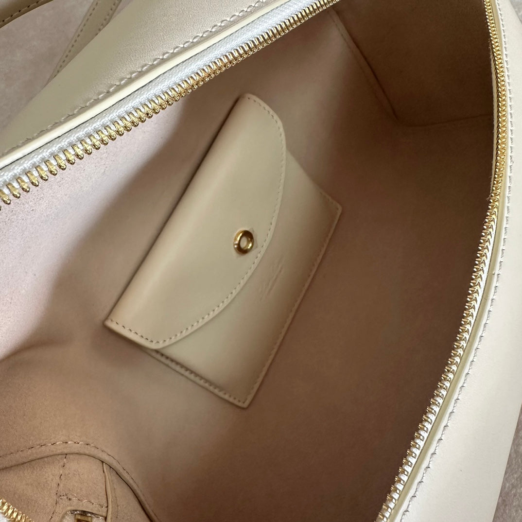 EXTRA BAG L27 IN WHITE SMOOTH CALFSKIN WITH GOLD HARDWARE