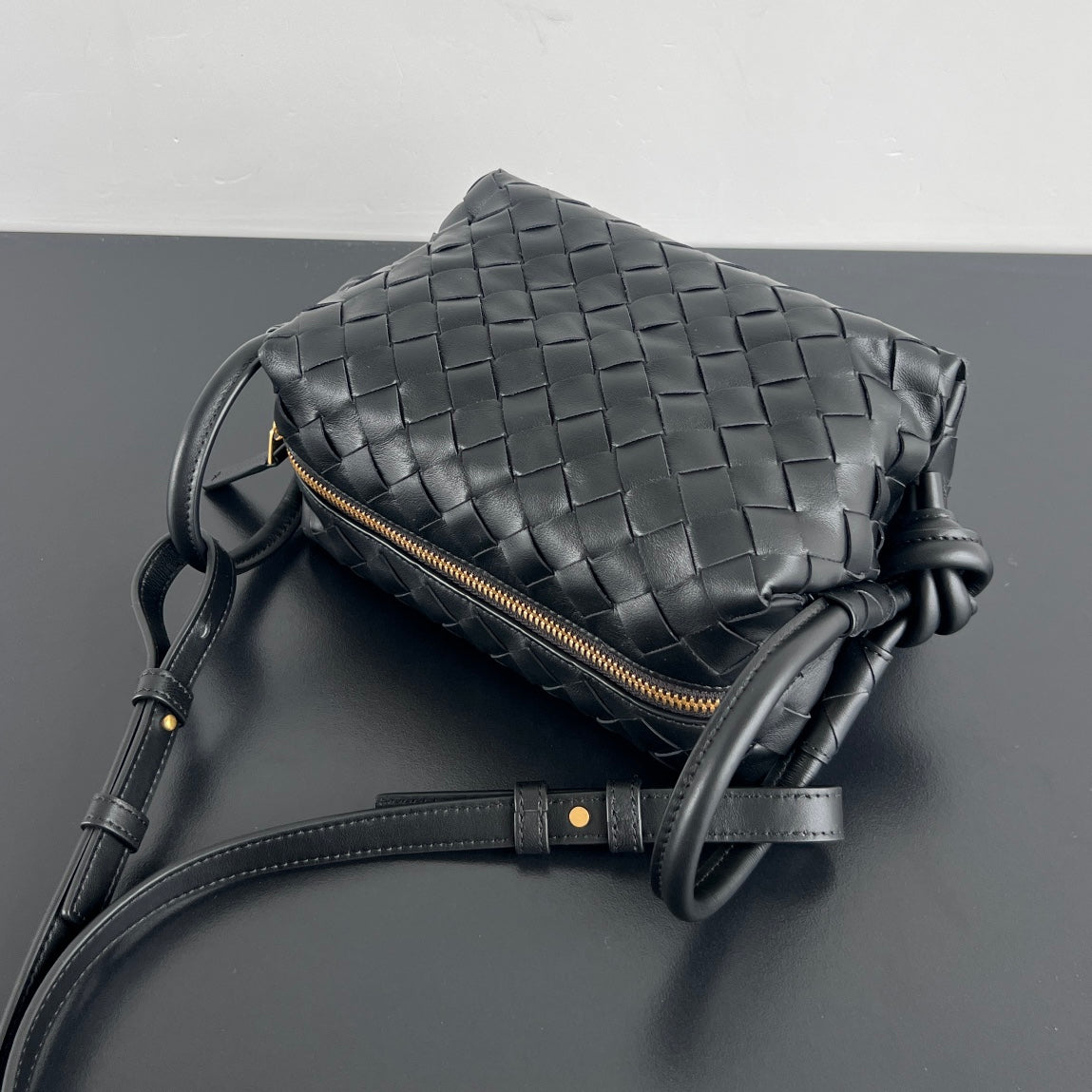 SMALL TOP HANDLE LOOP 19 IN BLACK CALFSKIN