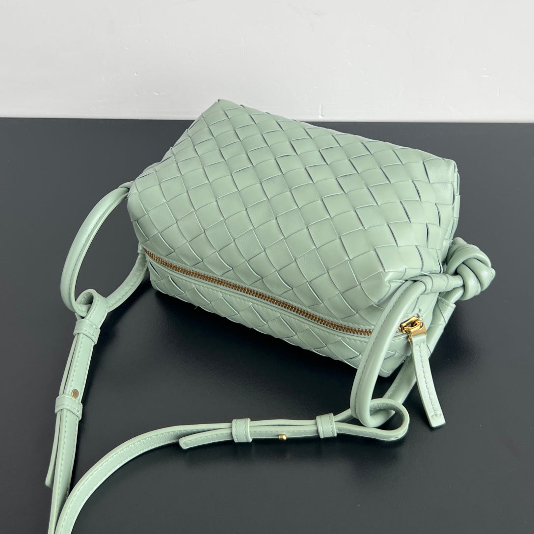 SMALL TOP HANDLE LOOP 19 IN CELADON GREEN CALFSKIN