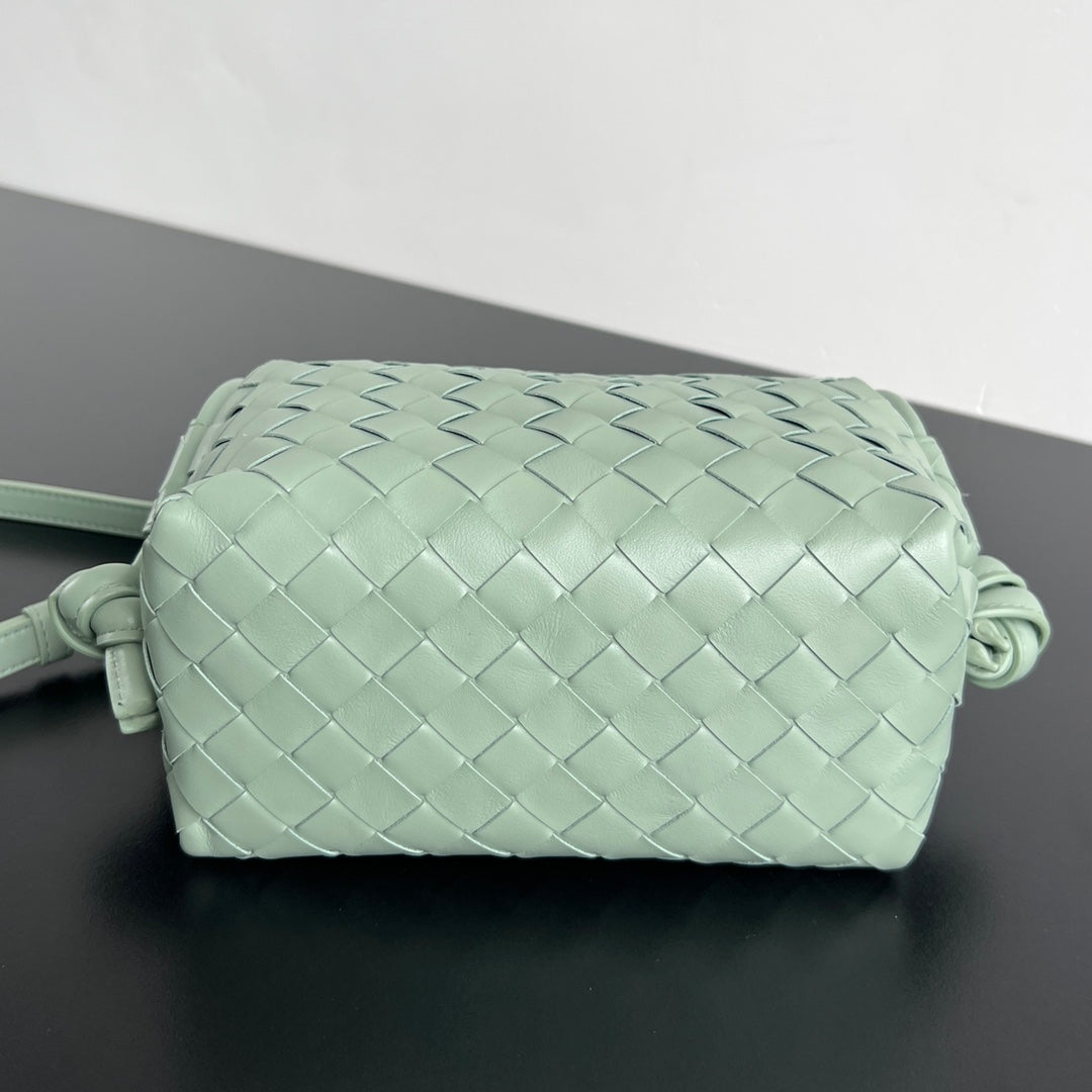 SMALL TOP HANDLE LOOP 19 IN CELADON GREEN CALFSKIN