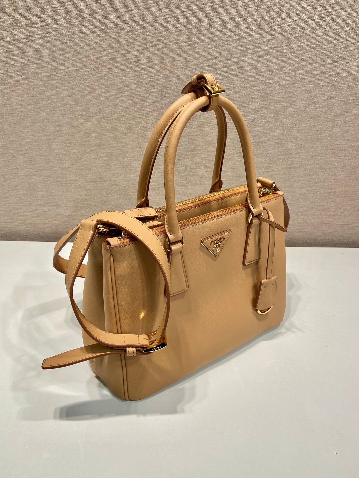 MEDIUM GALLERIA BAG 28 IN CIDER BROWN SMOOTH CALFSKIN GOLD HARDWARE