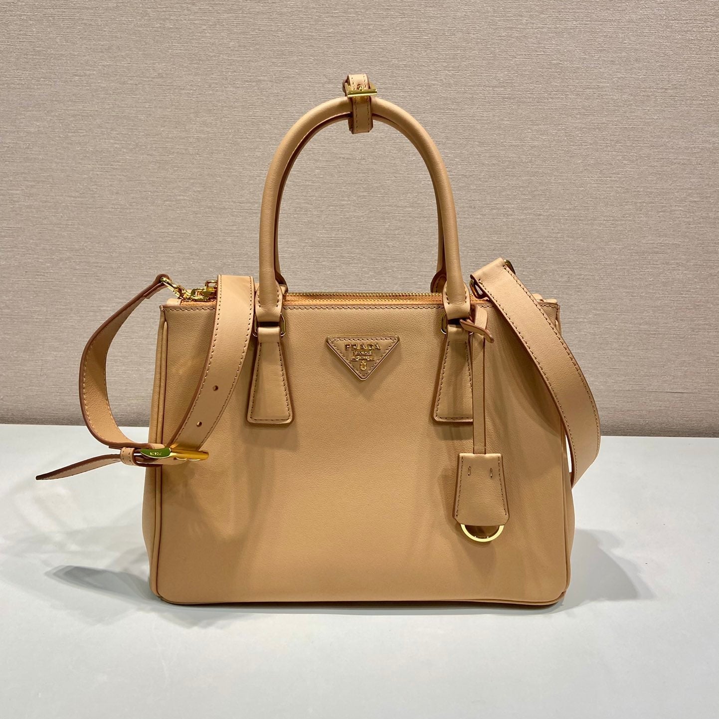 MEDIUM GALLERIA BAG 28 IN CIDER BROWN SMOOTH CALFSKIN GOLD HARDWARE