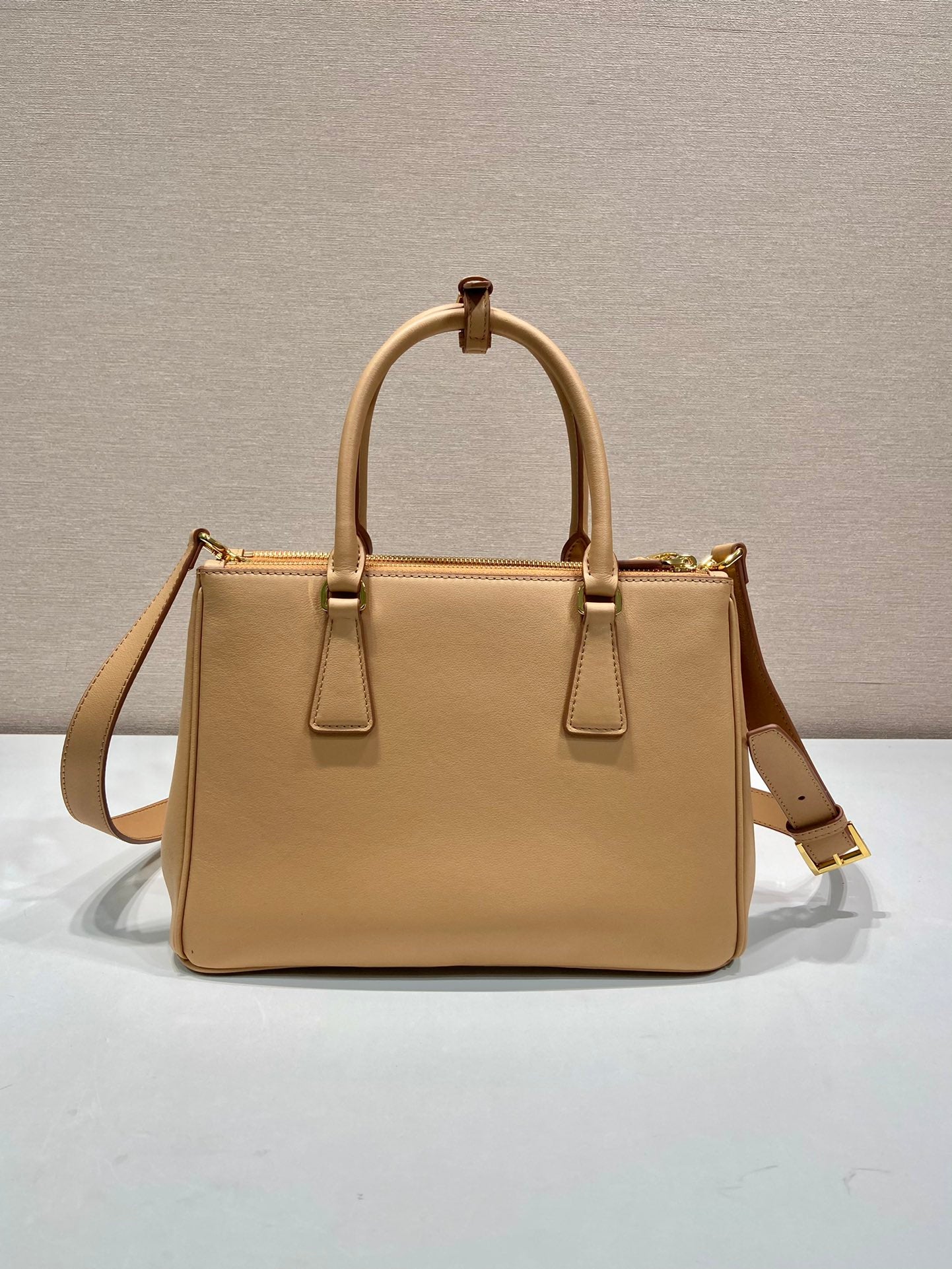 MEDIUM GALLERIA BAG 28 IN CIDER BROWN SMOOTH CALFSKIN GOLD HARDWARE