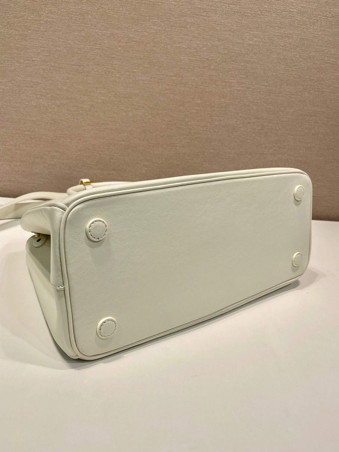 LARGE GALLERIA BAG 32 IN WHITE SMOOTH CALFSKIN GOLD HARDWARE