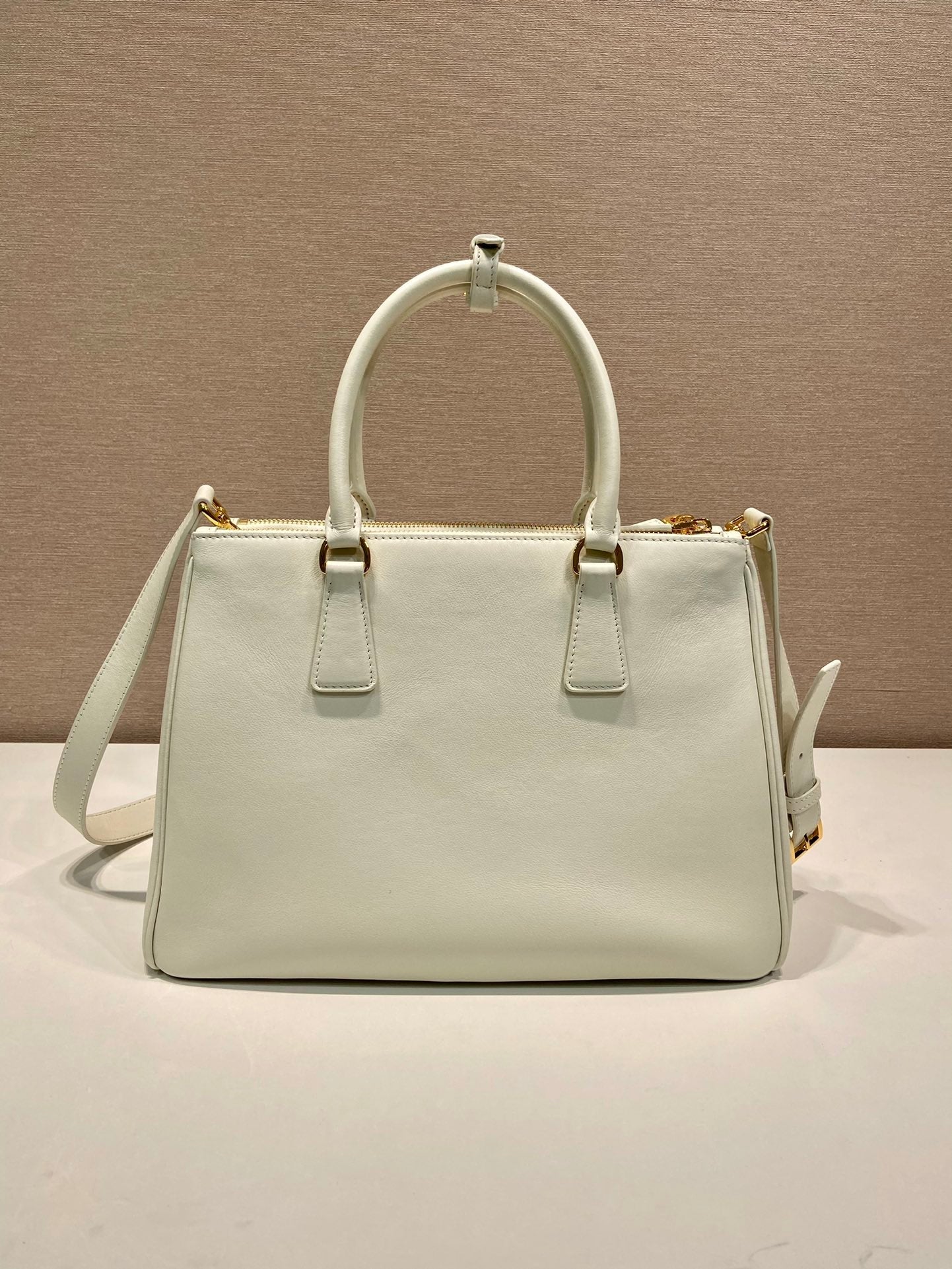 LARGE GALLERIA BAG 32 IN WHITE SMOOTH CALFSKIN GOLD HARDWARE