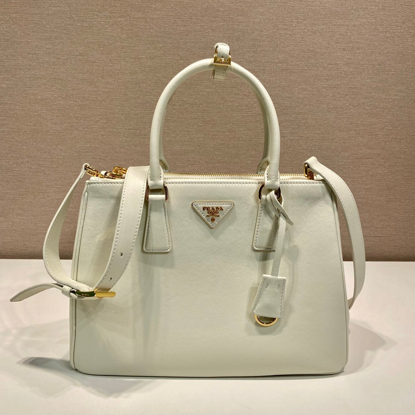 LARGE GALLERIA BAG 32 IN WHITE SMOOTH CALFSKIN GOLD HARDWARE