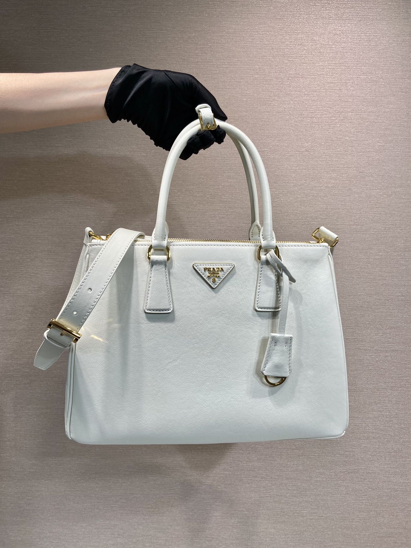 LARGE GALLERIA BAG 32 IN WHITE SMOOTH CALFSKIN GOLD HARDWARE