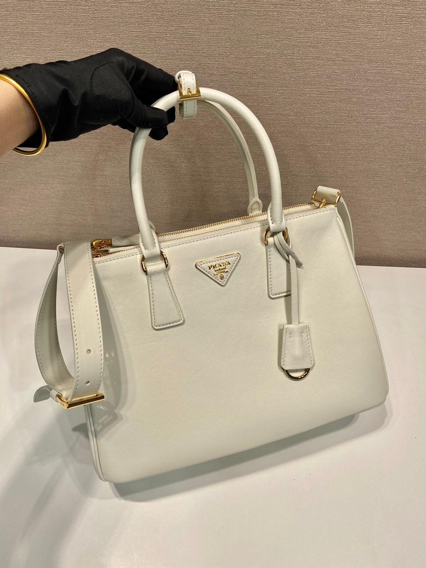 LARGE GALLERIA BAG 32 IN WHITE SMOOTH CALFSKIN GOLD HARDWARE