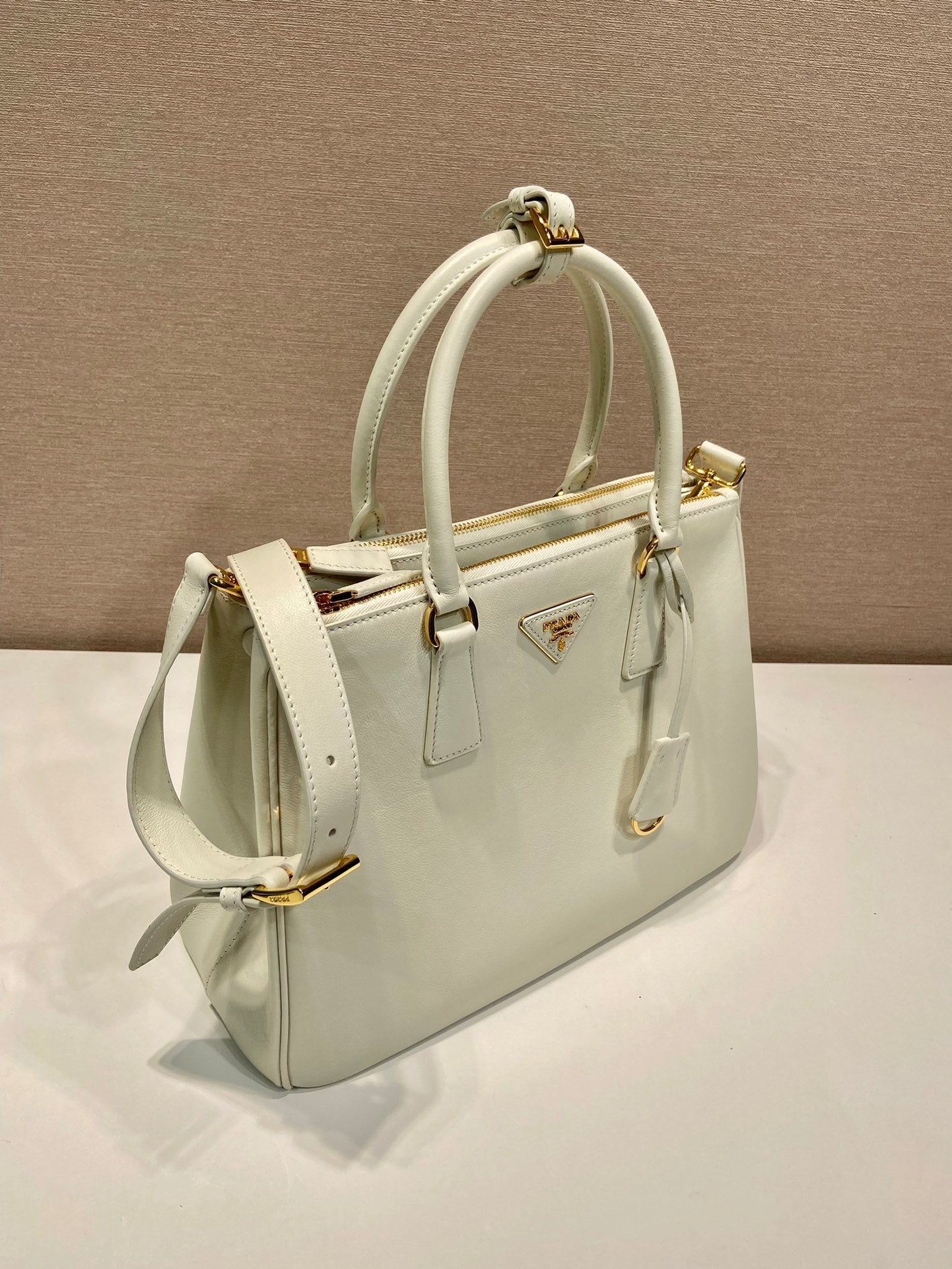 LARGE GALLERIA BAG 32 IN WHITE SMOOTH CALFSKIN GOLD HARDWARE