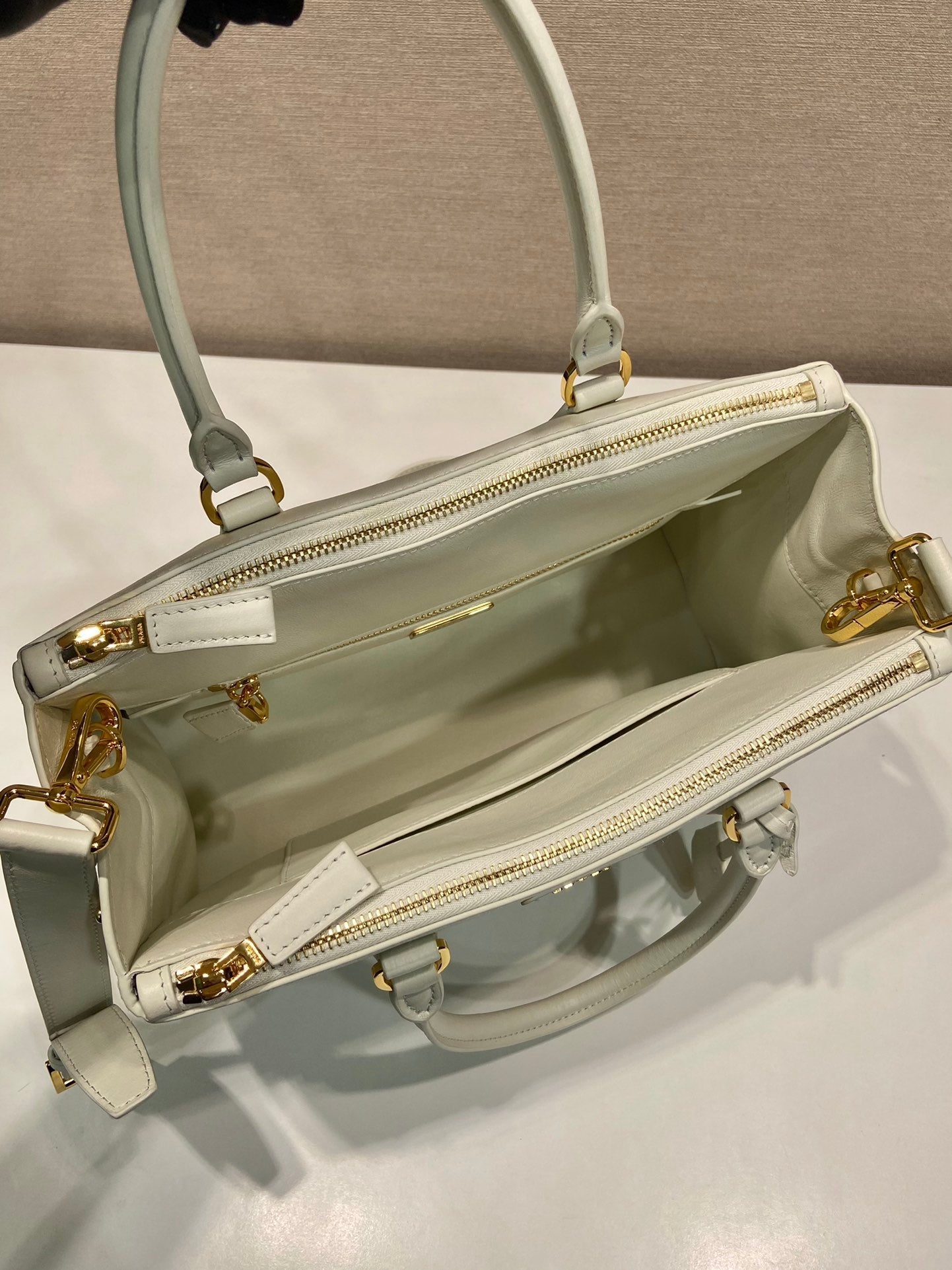 LARGE GALLERIA BAG 32 IN WHITE SMOOTH CALFSKIN GOLD HARDWARE