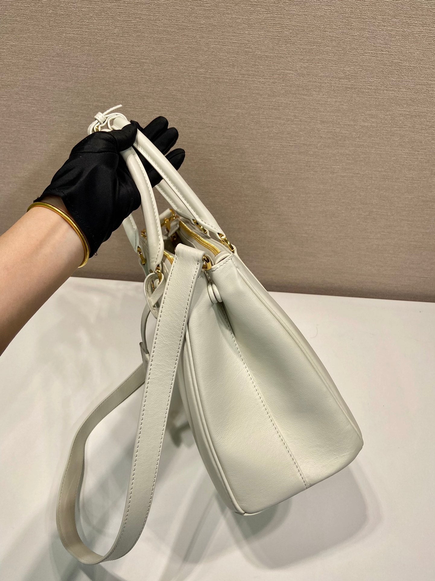 LARGE GALLERIA BAG 32 IN WHITE SMOOTH CALFSKIN GOLD HARDWARE