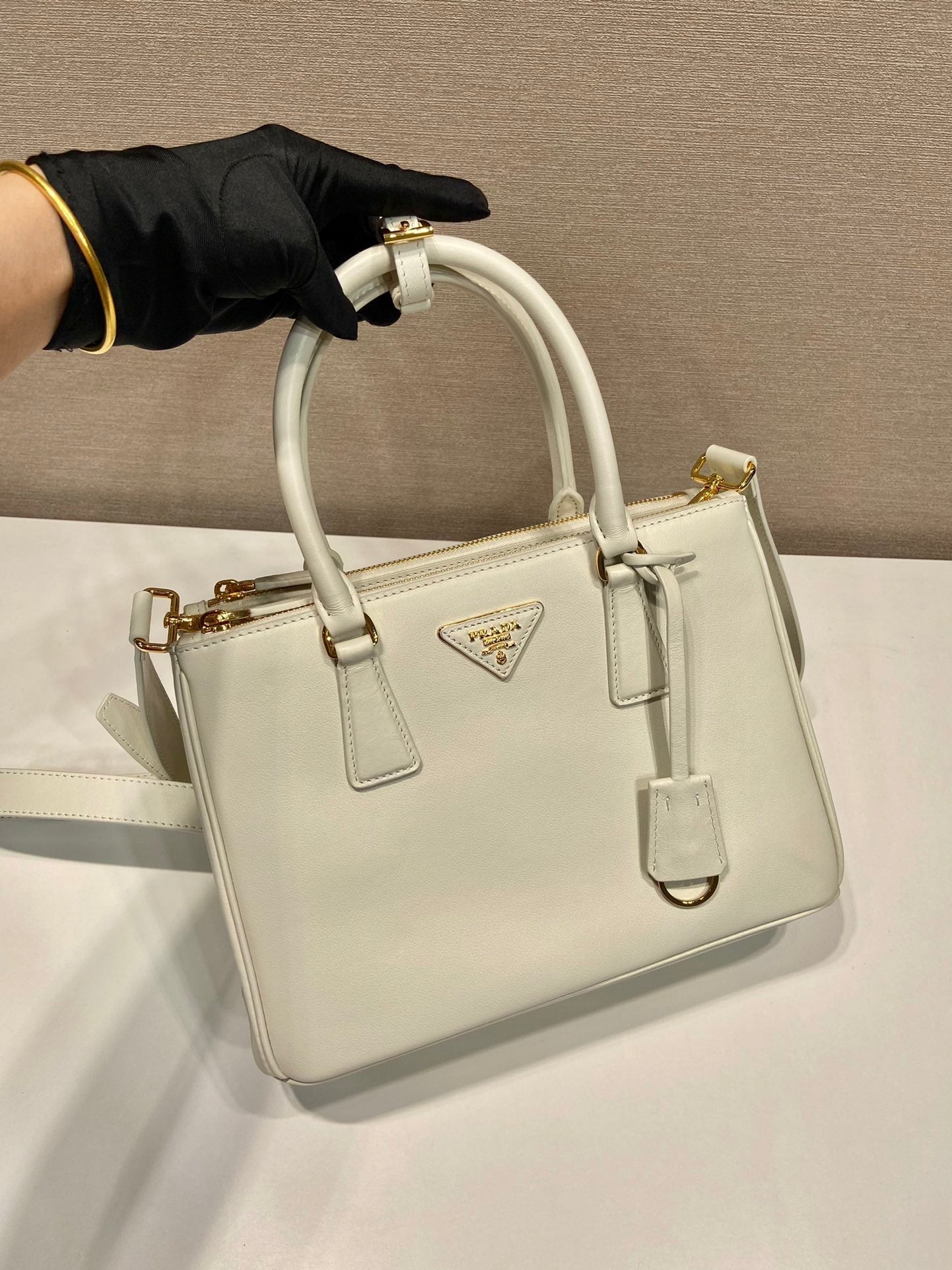 MEDIUM GALLERIA BAG 28 IN WHITE SMOOTH CALFSKIN GOLD HARDWARE