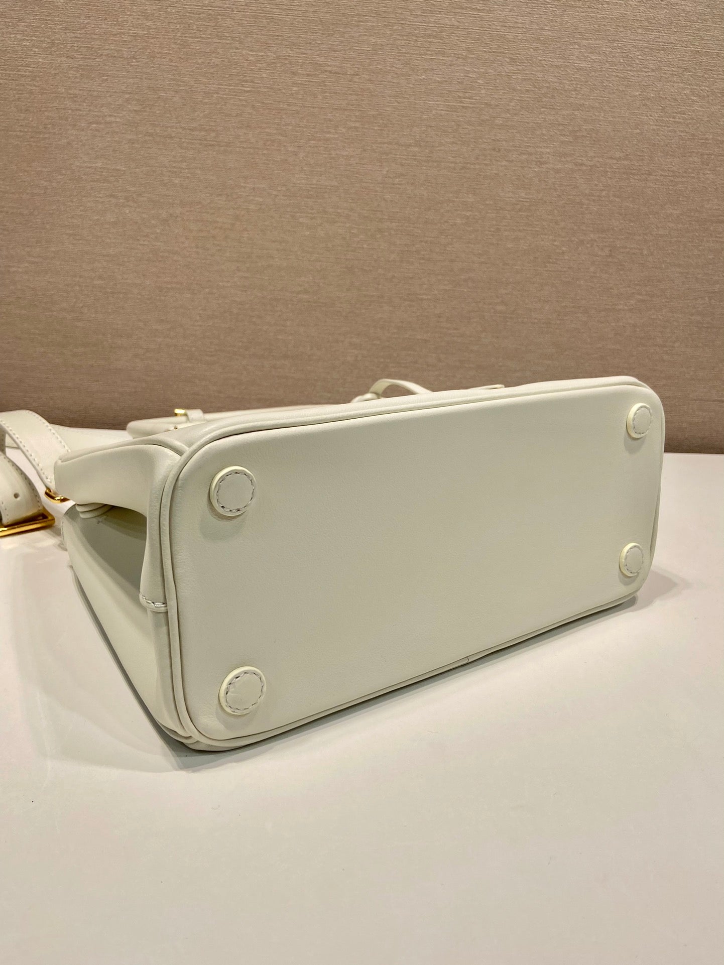 MEDIUM GALLERIA BAG 28 IN WHITE SMOOTH CALFSKIN GOLD HARDWARE