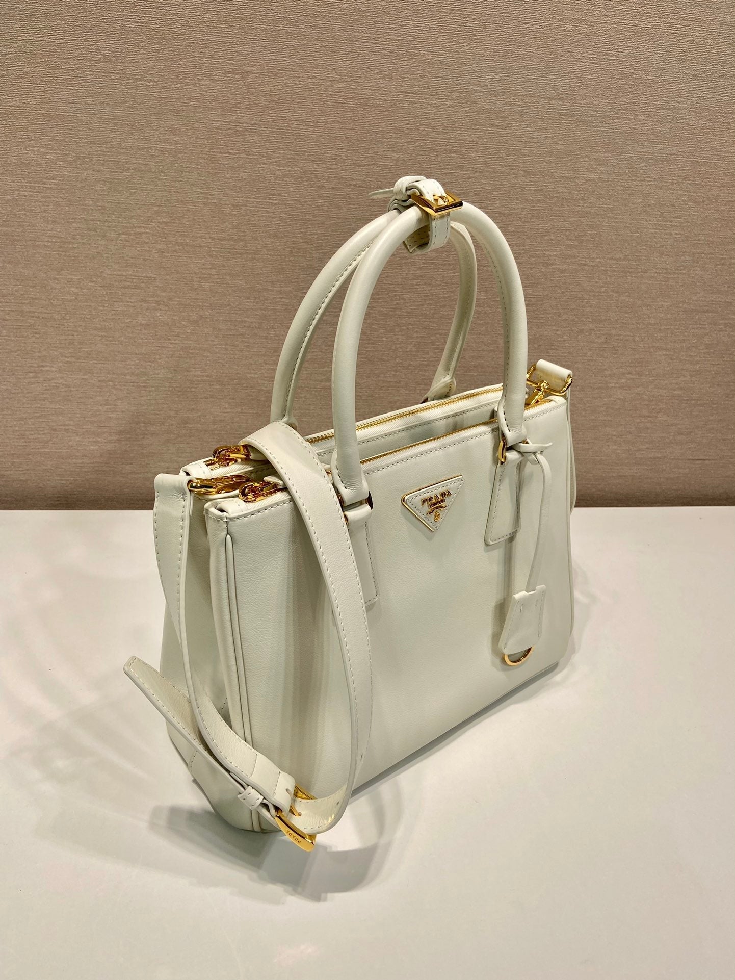 MEDIUM GALLERIA BAG 28 IN WHITE SMOOTH CALFSKIN GOLD HARDWARE