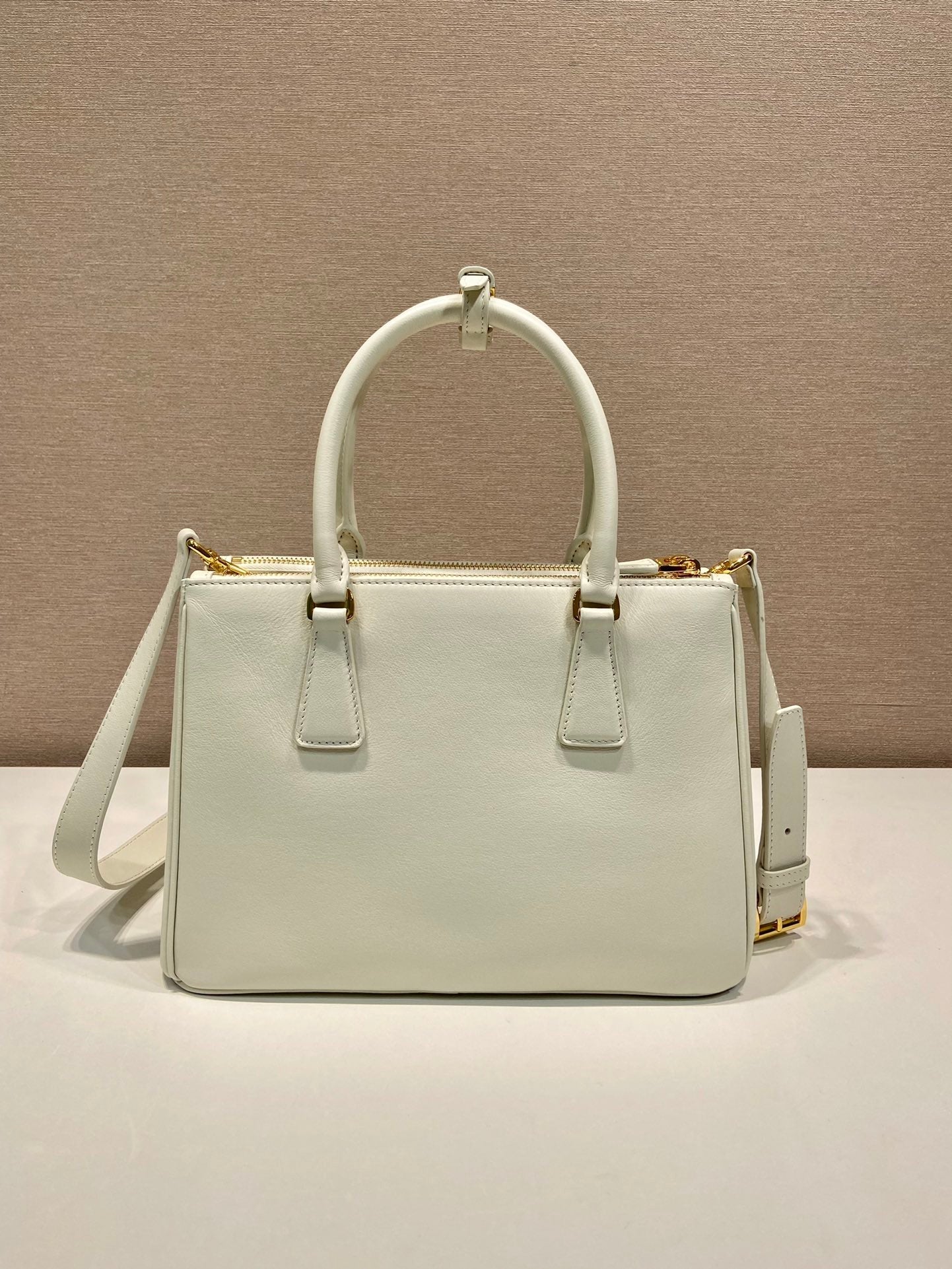 MEDIUM GALLERIA BAG 28 IN WHITE SMOOTH CALFSKIN GOLD HARDWARE