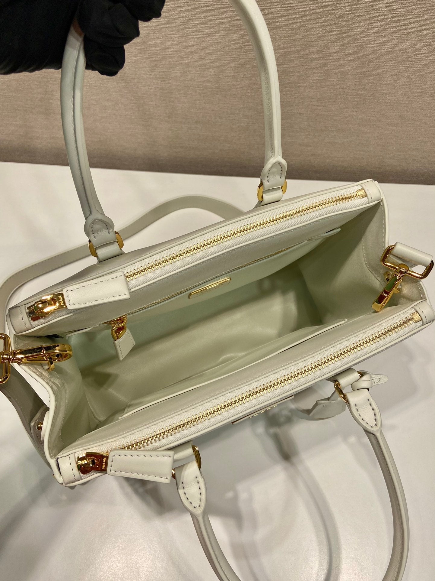 MEDIUM GALLERIA BAG 28 IN WHITE SMOOTH CALFSKIN GOLD HARDWARE