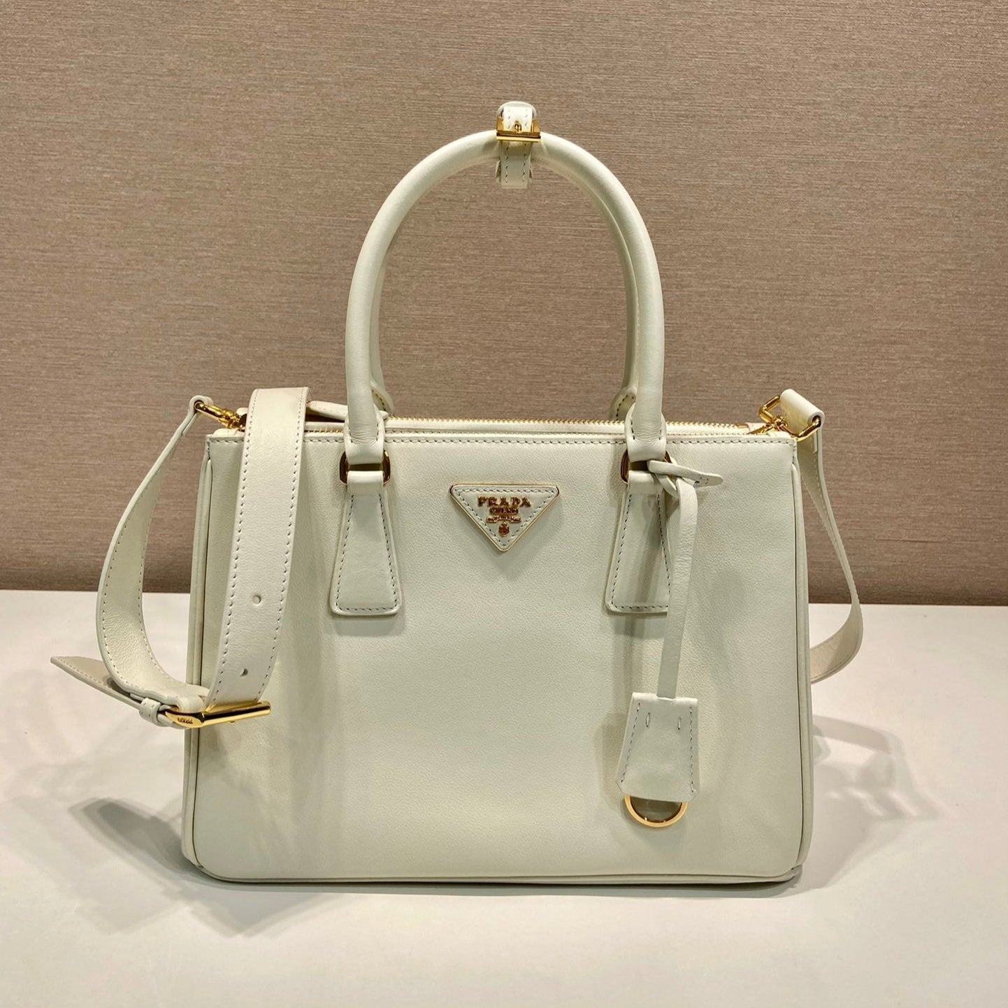 MEDIUM GALLERIA BAG 28 IN WHITE SMOOTH CALFSKIN GOLD HARDWARE