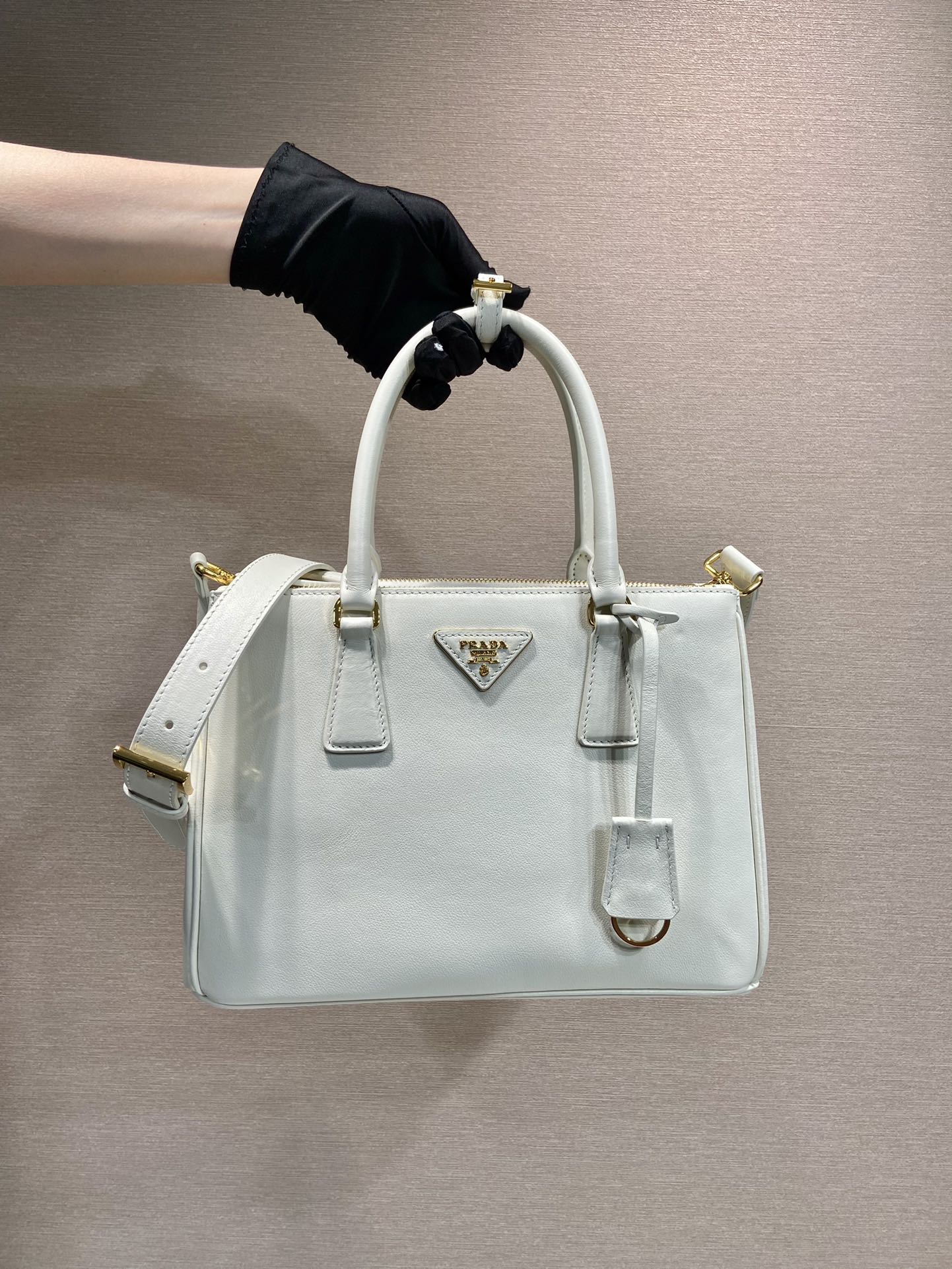 MEDIUM GALLERIA BAG 28 IN WHITE SMOOTH CALFSKIN GOLD HARDWARE