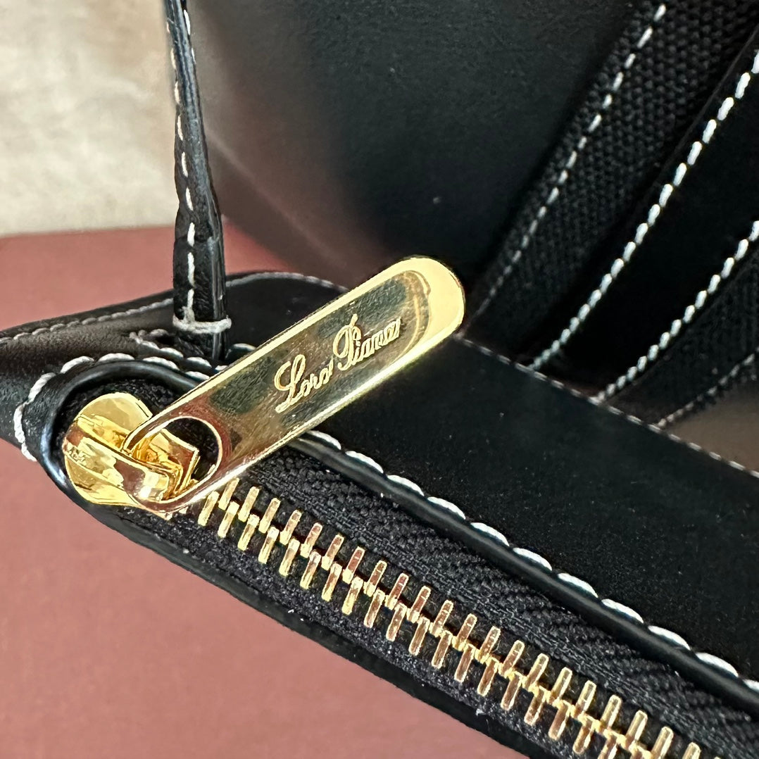 SMALL 21 BALE BAG IN BLACK GRAINED CALFSKIN WITH GOLD HARDWARE