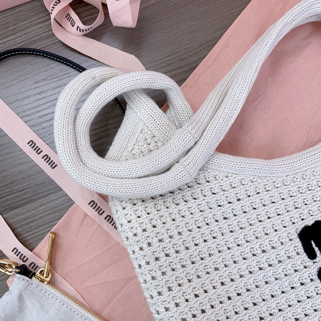 HOLLOW KNITTED TOTE BAG 40 IN WHITE MIX BLACK WOVEN FABRIC