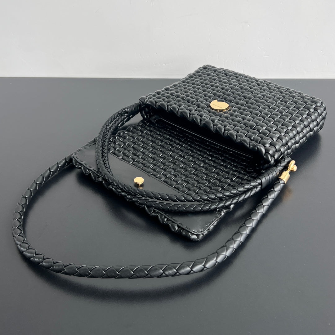 SWING MESSENGER 25 IN BLACK LAMBSKIN GOLD HARDWARE