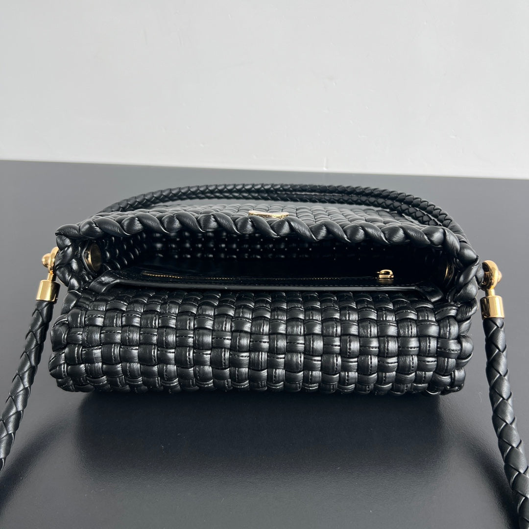 SWING MESSENGER 25 IN BLACK LAMBSKIN GOLD HARDWARE