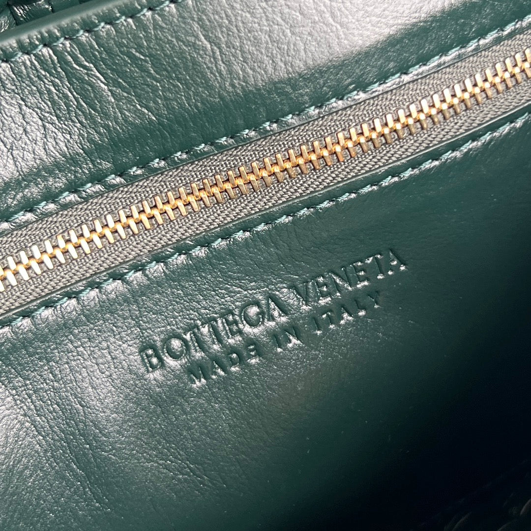 SWING MESSENGER 25 IN DARK GREEN LAMBSKIN GOLD HARDWARE