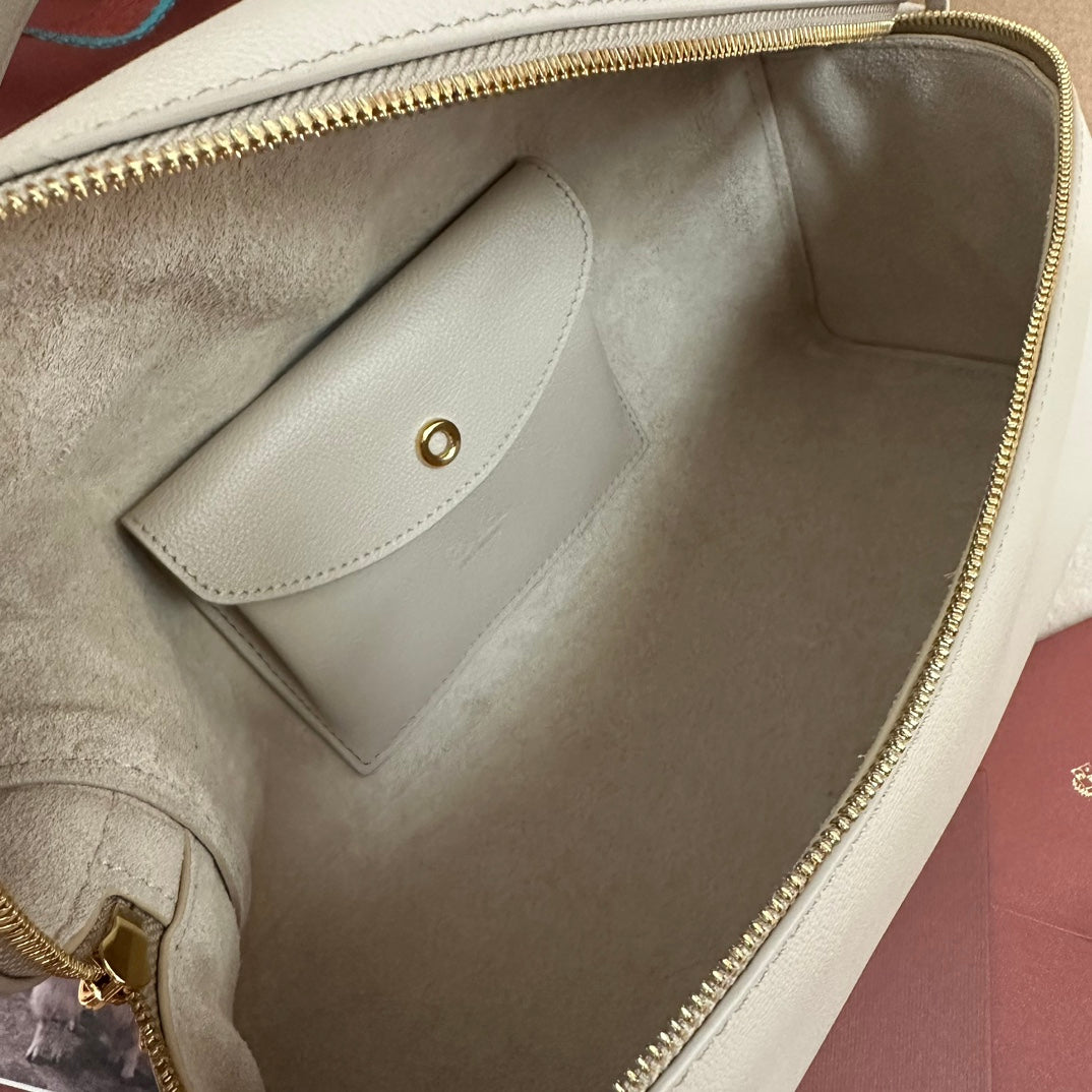 EXTRA BAG L27 IN WHITE SMOOTH CALFSKIN WITH GOLD HARDWARE